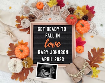 Peut inclure: Un tableau noir avec l'inscription "Get ready to fall in love Baby Johnson April 2023". Le tableau est entouré de décorations d'automne, notamment des citrouilles, des feuilles et une image d'échographie de bébé.