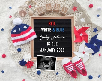Könnte beinhalten: Eine rot-weiß-blaue gehäkelte Baby-Mütze mit einem Buchstabenbrett, auf dem "RED. WHITE & BLUE Baby Johnson IS DUE JANUARY 2023" steht. Das Brett ist von rot-weiß-blauen Dekorationen umgeben, darunter Windmühlen, Sterne und ein Baby-Ultraschallbild.