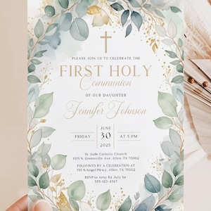 以下が含まれることがあります： 水彩画のフローラルデザインが施された、初聖体拝領の招待状です。「First Holy Communion」の文字と「Jennifer Johnson」の名前、金の十字架が特徴です。日付は2025年6月30日午後5時です。