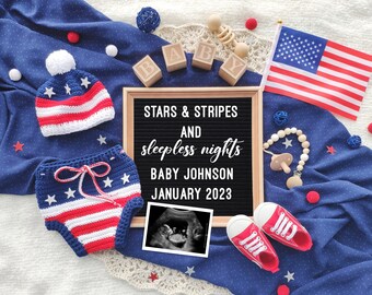 Könnte beinhalten: Ein rot-weiß-blaues Baby-Outfit mit einer gehäkelten Mütze, einer Windel-Abdeckung und einem Ultraschallbild. Das Outfit ist mit Sternen und Streifen verziert. Das Schild lautet "Stars & Stripes and sleepless nights Baby Johnson January 2023".