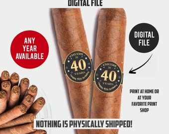 Könnte beinhalten: Zwei braune Zigarren mit schwarzen und goldenen Etiketten, auf denen "Cheers to 40 Years Happy 40th Birthday" steht. Das Bild ist eine digitale Datei und kann zu Hause oder in einem Druckereibetrieb gedruckt werden.