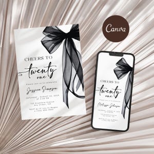 Może przedstawiać: Cyfrowe zaproszenie w kolorze czarno-białym z dużą czarną kokardą po lewej stronie. Tekst brzmi "Cheers to twenty one" z imieniem "Jessica Simpson" i szczegółami dotyczącymi imprezy 23 sierpnia 2025 roku o godzinie 15:00.