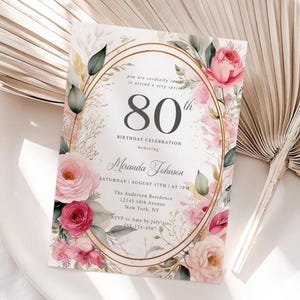 80e verjaardagsuitnodiging voor vrouwen – blush roze en gouden bloemen, elegante afdrukbare feestuitnodiging voor oma of moeder, digitale canvassjabloon