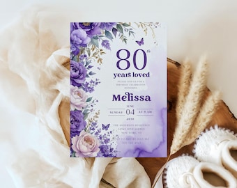 Puede incluir: Una invitación floral púrpura para el 80 cumpleaños. La invitación presenta el texto "80 años amados" y el nombre "Melissa". El diseño incluye flores y mariposas púrpuras en acuarela. La fecha es el 4 de junio de 2030.