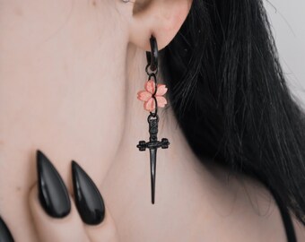 Boucles d'oreilles noires Blade Sakura | Dague antiallergique Cherry Blossom Kawaii | Fait main et personnalisable / kawaii fantasy alt grunge y2k