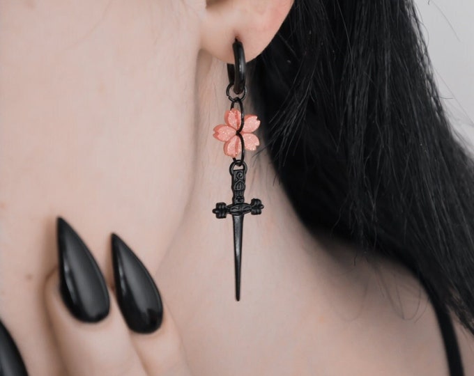 Boucles d'oreilles noires Blade Sakura | Bijoux épée fleur de cerisier | Boucles d'oreilles gothiques Alt | Esthétique florale fantastique d'arme | Acier inoxydable