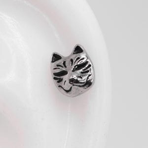 Kitsune | Rävmask-örhänge 16 g | Gängade piercingsmycken i rostfritt stål | Japanska örhängen med andedjur | Alternativ häxpiercinggåva