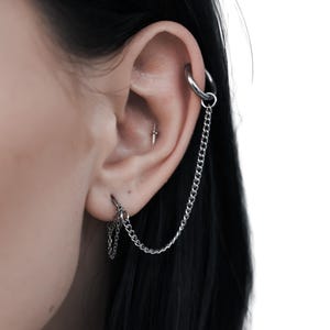 Cadena para oreja unida / Pendiente de lóbulo al cartílago / Pendiente de acero inoxidable personalizado / Joyería gótica alternativa / Accesorio de cadena de perforación punk minimalista