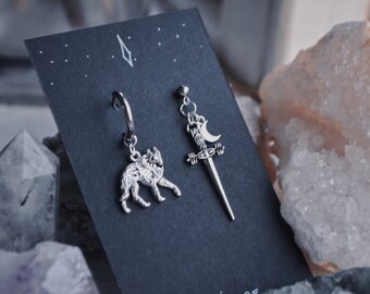 Boucles d'oreilles Lame de loup | Créoles antiallergiques asymétriques loup, lune et poignard Alt eboy goth grunge y2k fantasyesthetic