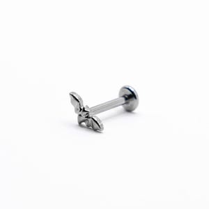 Nightfang 16g | Gängad fladdermusörhänge med platt baksida | Titansmycken | Häxig Alt-piercing | Mörk fantasivampyrörhänge, gåva
