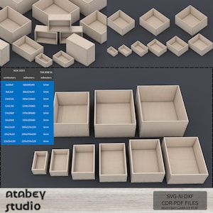 Op de afbeelding: Een set van 10 verschillende houten dozen met een dikte van 6 mm. De dozen zijn allemaal open en leeg. De dozen zijn in een rasterpatroon gerangschikt. De dozen zijn gemaakt van natuurlijk hout en hebben een lichtbruine kleur. De dozen zijn gelabeld met hun afmetingen in centimeters en millimeters. De tekst "BOX SIZES" en "THICKNESS" staat bovenaan de afbeelding. De tekst "Atabey studio" staat linksonder in de afbeelding. De tekst "SVG-AI-DXF CDR-PDF FILES READY EASY LASER CUT FILES" staat rechtsonder in de afbeelding.