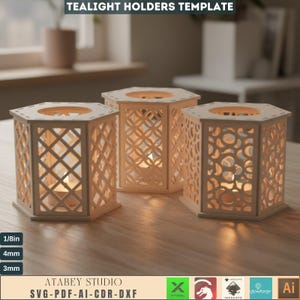 Può includere: Tre portacandele in legno con intagli geometrici. I supporti esagonali presentano intricati motivi a griglia e circolari, con una candela accesa all'interno di ciascuno. Il testo "TEALIGHT HOLDERS TEMPLATE" e "ATABEY STUDIO" sono visibili.