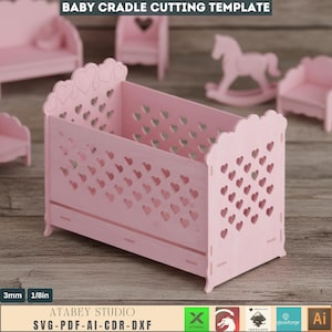 Könnte beinhalten: Eine rosa Babystuben-Schneideschablone mit herzförmigen Ausschnitten. Die Wiege ist aus Holz und hat einen gewellten oberen Rand. Der Text "BABY CRADLE CUTTING TEMPLATE" steht oben. Der Text "ATABEY STUDIO SVG-PDF-AI-CDR-DXF" steht unten.