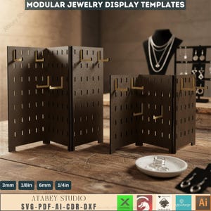 Może przedstawiać: Modułowe szablony ekspozycji biżuterii w kolorze ciemnobrązowym. Ekrany mają szczeliny i haczyki do wieszania biżuterii. Obraz zawiera tekst "Modular Jewelry Display Templates" i "Atabey Studio SVG-PDF-AI-CDR-DXF".