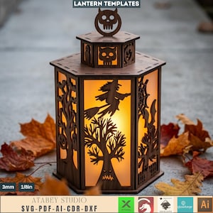 Peut inclure: Une lanterne hexagonale en bois avec des motifs découpés au laser pour Halloween, incluant une sorcière sur un balai, une toile d'araignée, des chauves-souris et des arbres. Le sommet présente un crâne. Texte visible : LANTERN TEMPLATES, 3mm, ATABEY STUDIO.