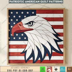Pode incluir: Uma obra de arte emoldurada em madeira com tema patriótico, retratando a bandeira americana e uma cabeça de águia. A águia é feita de madeira branca, vermelha e azul. O texto "PATRIOTIC AMERICAN QUILT PATTERNS" está no topo. Feito à mão nos EUA.
