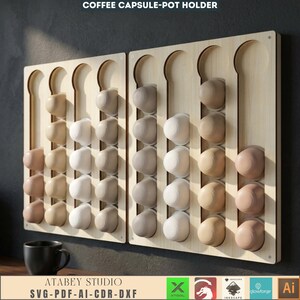 Puede incluir: Soporte de c&aacute;psulas de caf&eacute; de madera clara. El soporte consta de dos paneles con m&uacute;ltiples ranuras para c&aacute;psulas de caf&eacute;. Las c&aacute;psulas son de varios colores neutros. El texto "COFFEE CAPSULE-POT HOLDER" est&aacute; en la parte superior.