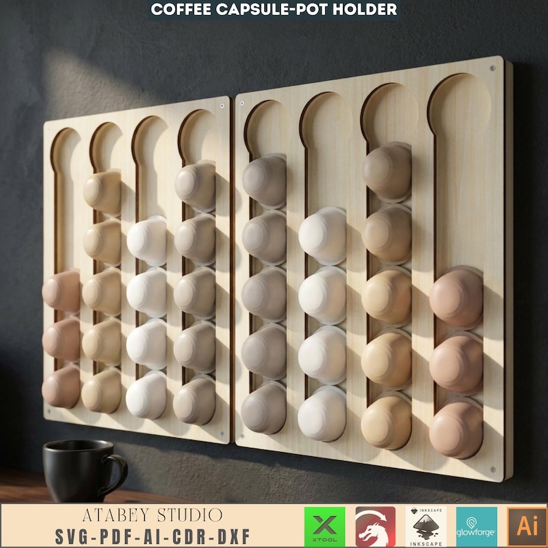 Puede incluir: Soporte de c&aacute;psulas de caf&eacute; de madera clara. El soporte consta de dos paneles con m&uacute;ltiples ranuras para c&aacute;psulas de caf&eacute;. Las c&aacute;psulas son de varios colores neutros. El texto "COFFEE CAPSULE-POT HOLDER" est&aacute; en la parte superior.
