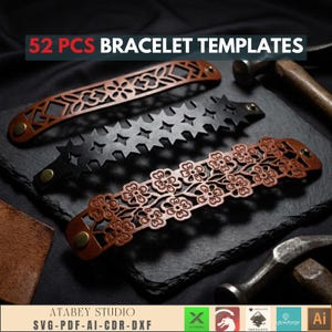 Può includere: Tre modelli di braccialetti in pelle marrone e nera, con intricati disegni ritagliati. Il braccialetto superiore ha un motivo geometrico, quello centrale un design a stella e quello inferiore un motivo floreale. Il testo "52 PCS BRACELET TEMPLATES" è incluso.