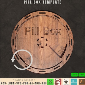 Può includere: Un modello di scatola per pillole in legno con la scritta "Pill Box" incisa sul coperchio. Il design include una sezione rotante con l'etichetta "Sat" e un design circolare con uno spessore di 3 mm. Il modello è di Atabey Studio.