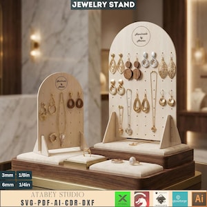 Op de afbeelding: Twee houten sieradenstandaards met oorbellen en kettingen. De standaards hebben een lichte houten afwerking met een beige stoffen basis. De tekst "JEWELRY STAND" staat bovenaan. De tekst "Handmade by Atacan" staat op de standaards. De tekst "ATABEY STUDIO SVG-PDF-AI-CDR-DXF" staat onderaan.