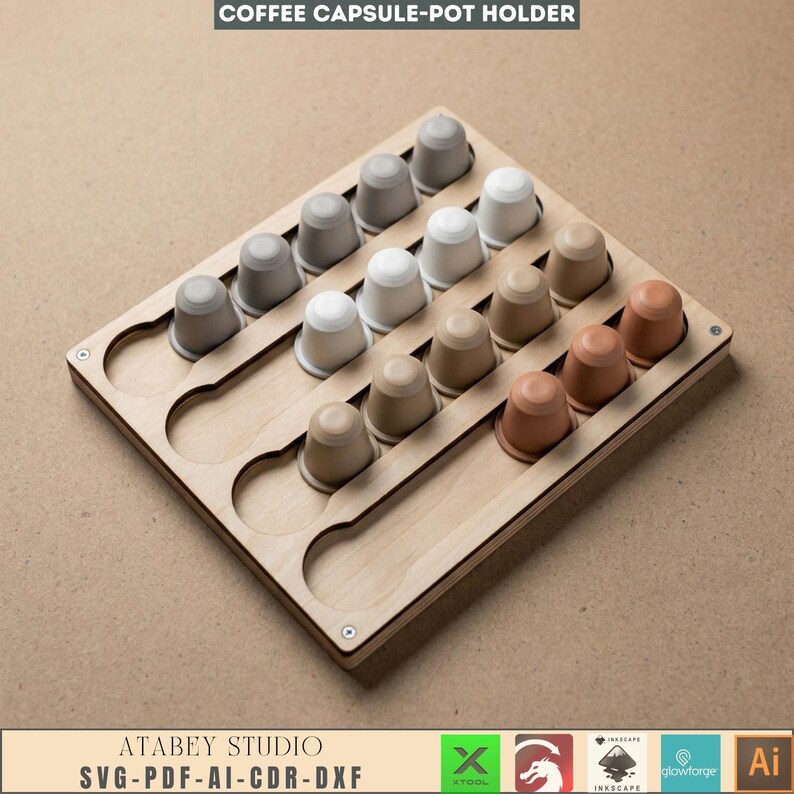 Puede incluir: Un soporte de madera clara para c&aacute;psulas de caf&eacute;, con un dise&ntilde;o de rejilla, que contiene varias c&aacute;psulas de caf&eacute; de colores. El soporte tiene un acabado de madera clara y el texto "COFFEE CAPSULE-POT HOLDER" est&aacute; en la parte superior. La parte inferior de la imagen tiene el texto "ATABEY STUDIO SVG-PDF-AI-CDR-DXF".