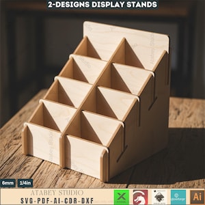 Puede incluir: Un expositor de madera con m&uacute;ltiples compartimentos, ideal para exhibir art&iacute;culos. El expositor es de madera clara y presenta un dise&ntilde;o escalonado con varios estantes en &aacute;ngulo. El texto "2-DESIGNS DISPLAY STANDS" est&aacute; en la parte superior. El grosor es de 6 mm.