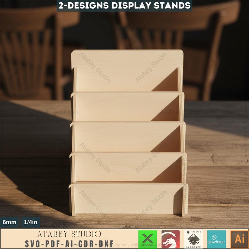 Puede incluir: Un expositor de madera de cuatro niveles, ideal para exhibir art&iacute;culos. El expositor est&aacute; hecho de madera de color claro y presenta el texto "2-DESIGNS DISPLAY STANDS" en la parte superior. El expositor tiene 6 mm de grosor. El logotipo de Atabey Studio es visible.