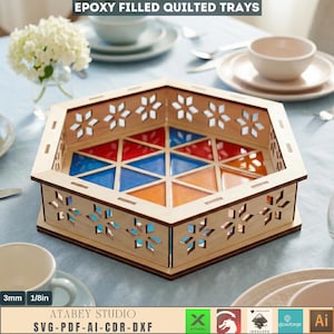 Puede incluir: Bandeja hexagonal de madera con diseño acolchado relleno de epoxi. La bandeja presenta patrones de copos de nieve cortados con láser y está rellena de epoxi rojo, azul y naranja. El texto "EPOXY FILLED QUILTED TRAYS" está en la parte superior. La bandeja tiene 3 mm de grosor.