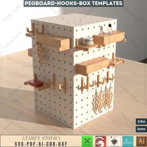 Könnte beinhalten: Ein weißer Lochwandkasten mit HolzHaken und Regalen. Der Kasten hat ein Raster aus Löchern. HolzHaken und Regale sind angebracht und zeigen dekorative Gegenstände. Der Text "PEGBOARD-HOOKS-BOX TEMPLATES" befindet sich oben.