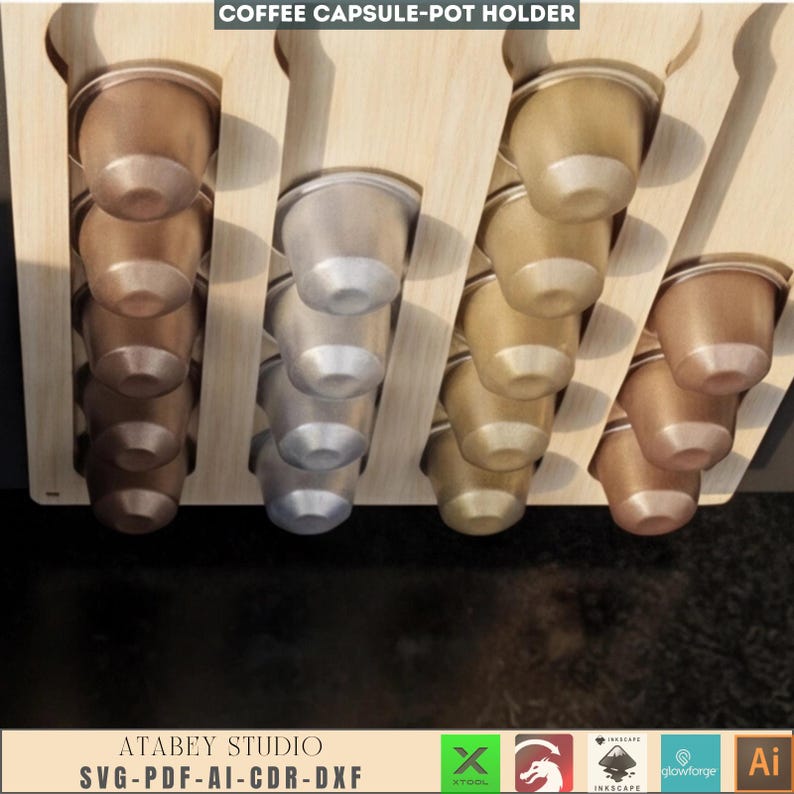 Puede incluir: Soporte de madera para c&aacute;psulas de caf&eacute; con m&uacute;ltiples ranuras, lleno de varias c&aacute;psulas de caf&eacute; met&aacute;licas. El soporte est&aacute; etiquetado como "COFFEE CAPSULE-POT HOLDER" y "ATABEY STUDIO SVG-PDF-AI-CDR-DXF".