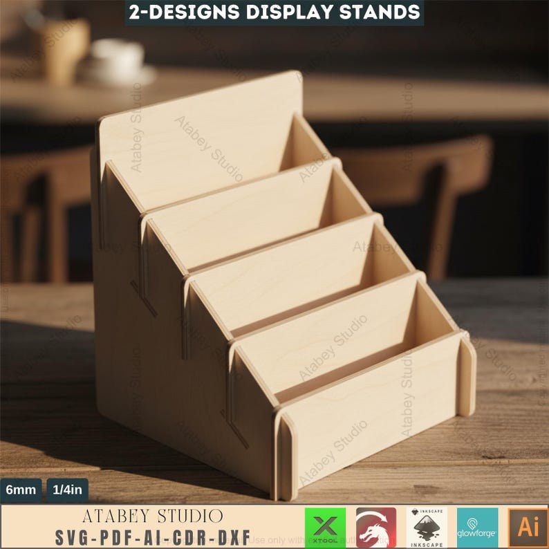 Puede incluir: Un expositor de madera clara con un dise&ntilde;o escalonado, con cuatro estantes en niveles. El expositor es de madera clara y tiene el texto "2-DESIGNS DISPLAY STANDS" en la parte superior. El grosor del expositor es de 6 mm.