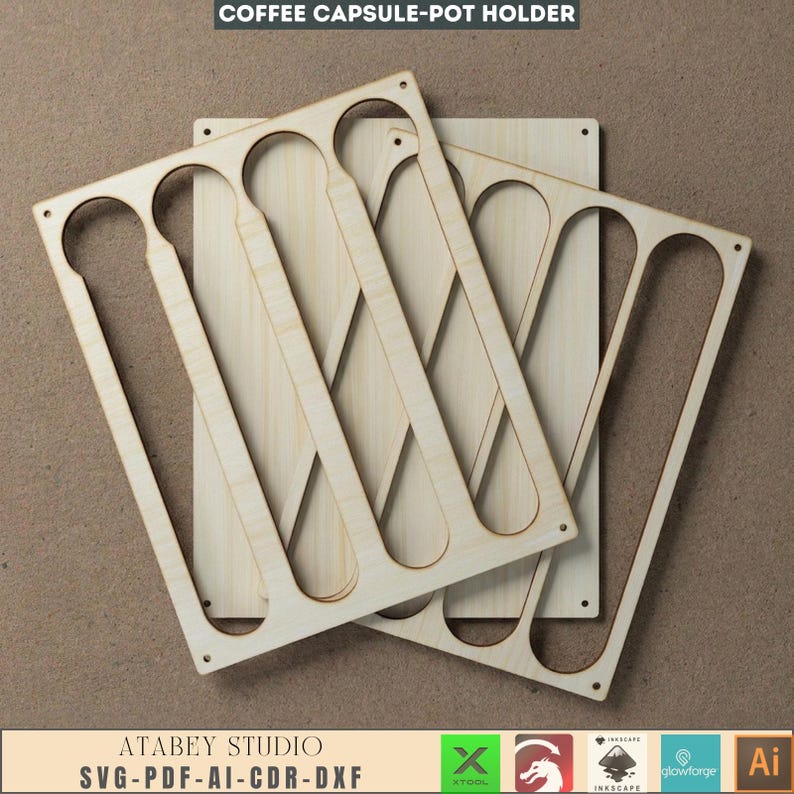 Puede incluir: Soporte de c&aacute;psulas de caf&eacute; de madera clara. El soporte tiene un dise&ntilde;o rectangular con ranuras recortadas para c&aacute;psulas de caf&eacute;. El texto "COFFEE CAPSULE-POT HOLDER" est&aacute; en la parte superior. La parte inferior de la imagen tiene el texto "ATABEY STUDIO SVG-PDF-AI-CDR-DXF".