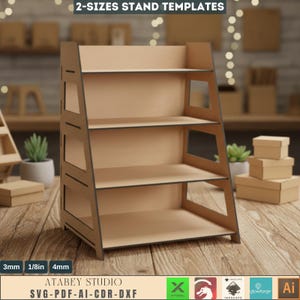 Könnte beinhalten: Ein hölzerner Displayständer mit vier Ebenen. Der Ständer besteht aus hellbraunem Holz und hat ein geometrisches Design. Der Text "2-SIZES STAND TEMPLATES" steht oben. Auf der Unterseite des Ständers steht "ATABEY STUDIO SVG-PDF-AI-CDR-DXF".