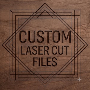 Może przedstawiać: Ciemnobrązowa drewniana powierzchnia z wygrawerowanym tekstem CUSTOM LASER CUT FILES pogrubioną czcionką bezszeryfową. Tekst jest otoczony serią cienkich, czarnych, geometrycznych linii w kształcie kwadratów i rombów.