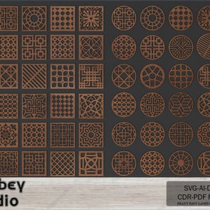 Può includere: Una collezione di disegni in legno tagliati al laser in forme quadrate e circolari. I disegni presentano motivi intricati e forme geometriche. L'immagine include il testo "Atabey studio" e "SVG-AI-DXF CDR-PDF FILES READY EASY LASER CUT FILES".