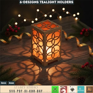 Puede incluir: Un portavelas de madera con un diseño geométrico, iluminado desde el interior. El soporte tiene forma cuadrada con lados calados, proyectando sombras intrincadas. El texto "6-DESIGNS TEALIGHT HOLDERS" está en la parte superior. El soporte está sobre una superficie de madera.