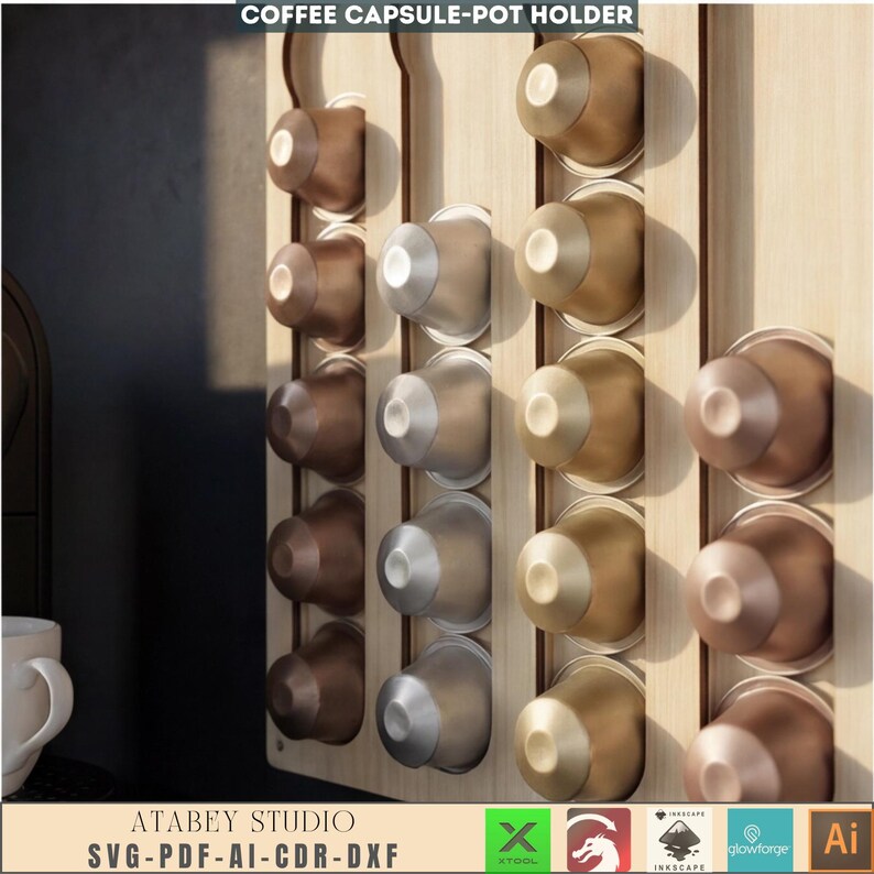Puede incluir: Soporte de c&aacute;psulas de caf&eacute; de madera con m&uacute;ltiples ranuras, lleno de c&aacute;psulas de caf&eacute; de varios colores. El soporte es de madera clara y est&aacute; montado en una pared. El texto "COFFEE CAPSULE-POT HOLDER" est&aacute; en la parte superior. El texto "ATABEY STUDIO SVG-PDF-AI-CDR-DXF" est&aacute; en la parte inferior.