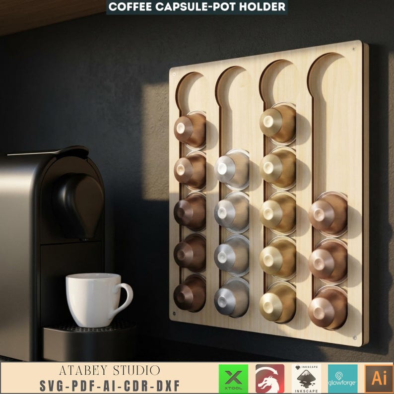 Puede incluir: Un soporte de c&aacute;psulas de caf&eacute; de madera clara, que contiene varias c&aacute;psulas de caf&eacute;. El soporte est&aacute; montado en la pared junto a una m&aacute;quina de espresso negra y una taza de caf&eacute; blanca. El texto "COFFEE CAPSULE-POT HOLDER" est&aacute; en la parte superior.