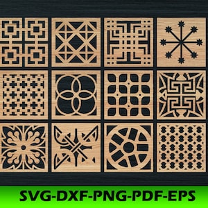 Può includere: Una collezione di quindici quadrati di legno tagliati al laser con vari motivi geometrici. I disegni includono cerchi, croci e forme simmetriche. Il testo "SVG-DXF-PNG-PDF-EPS" è visualizzato in verde nella parte inferiore dell'immagine.