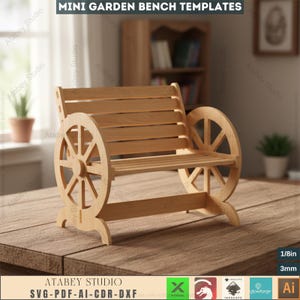 Könnte beinhalten: Eine Miniatur-Gartenbank aus Holz mit einem Wagenraddesign auf jeder Seite. Die Bank ist aus hellfarbenem Holz gefertigt und hat horizontale Lamellen für Sitzfläche und Rückenlehne. Der Text "MINI GARDEN BENCH TEMPLATES" steht oben.