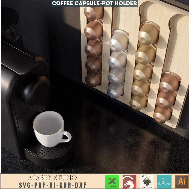 Puede incluir: Una m&aacute;quina de espresso negra con una taza de caf&eacute; blanca se encuentra junto a un soporte de c&aacute;psulas de caf&eacute; de madera. El soporte est&aacute; lleno de c&aacute;psulas de caf&eacute; de varios colores. El texto "COFFEE CAPSULE-POT HOLDER" est&aacute; en la parte superior. El texto "ATABEY STUDIO SVG-PDF-AI-CDR-DXF" est&aacute; en la parte inferior.