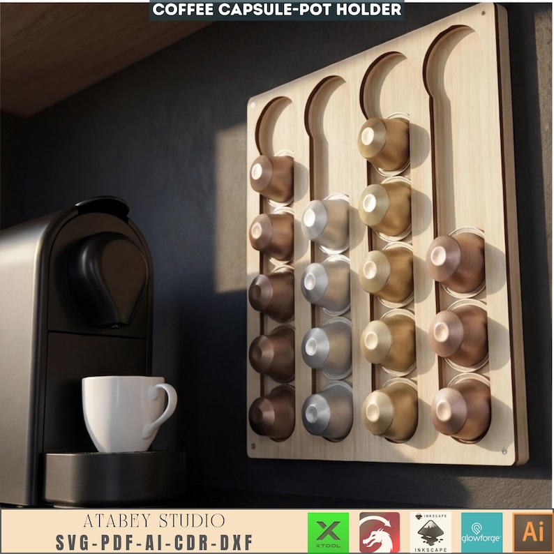 Puede incluir: Un soporte de madera para c&aacute;psulas de caf&eacute;, que contiene varias c&aacute;psulas de caf&eacute;. El soporte est&aacute; montado en una pared oscura junto a una cafetera negra con una taza blanca. El soporte es de madera de color marr&oacute;n claro. El texto en la parte superior dice "COFFEE CAPSULE-POT HOLDER".