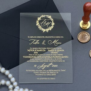Elegante Hochzeitseinladung mit Golddruck auf klarem Plexiglas, Kundenspezifische Monogramm-Goldfolien-Acryl-Einladung, mit dunkelblauem Umschlag