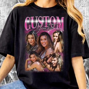 K&ouml;nnte beinhalten: Schwarzes T-Shirt mit individuellem Design. Das Design zeigt das Wort "CUSTOM" in einer rosa-wei&szlig;en Farbverlaufs-Schriftart und den Text "Your Text" in einer Schreibschrift. Mehrere Bilder einer Person sind ebenfalls enthalten.