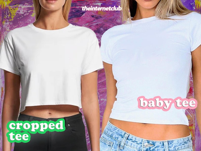 K&ouml;nnte beinhalten: Zwei Frauen tragen wei&szlig;e T-Shirts. Die Frau links tr&auml;gt ein bauchfreies T-Shirt mit dem Text "cropped tee" darunter. Die Frau rechts tr&auml;gt ein Baby-T-Shirt mit dem Text "baby tee" darunter.