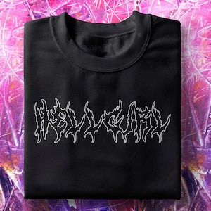 Op de afbeelding: Zwart T-shirt met een witte afbeelding van het woord "REVOLUTION" in een gestileerd, metalen lettertype.