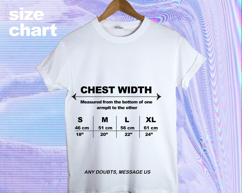Op de afbeelding: Wit T-shirt met een zwarte maattabel voor de borstbreedte. De tabel toont de maten in inches en centimeters voor de maten S, M, L en XL. De tekst "CHEST WIDTH" en "ANY DOUBTS, MESSAGE US" staat ook op het T-shirt gedrukt.