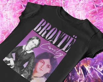 Pode incluir: Camiseta preta com um design gráfico roxo e branco com um retrato de Emily Brontë e o texto "BRONTË Emily".