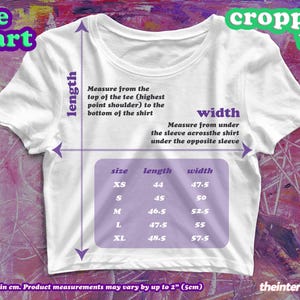 K&ouml;nnte beinhalten: Ein wei&szlig;es, cropped T-Shirt mit einer Gr&ouml;&szlig;entabelle auf der Vorderseite. Die Tabelle zeigt die Gr&ouml;&szlig;e, die L&auml;nge in cm und die Breite in cm f&uuml;r die Gr&ouml;&szlig;en XS, S, M, L und XL. Der Text "cropped tee" ist in Gr&uuml;n in der oberen rechten Ecke des Bildes gedruckt.